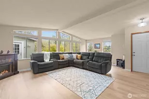 17373 Woodcrest Dr NE, Bothell, WA 98011 - Photo 1