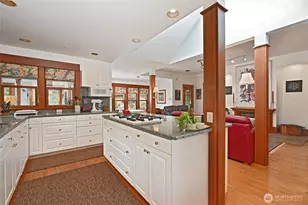 10425 E Riverside Dr, Bothell, WA 98011 - Photo 11