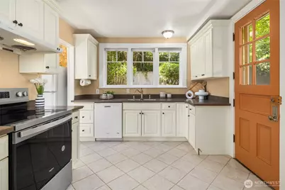 2727 36th Avenue SW, Seattle, WA 98126 - Photo 9