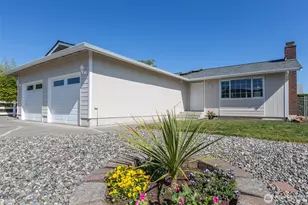 872 E Spruce St, Sequim, WA 98382 - Photo 3