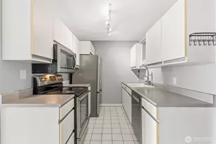 400 Melrose Ave E, Seattle, WA 98102 - Photo 13