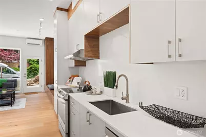 633 13th Avenue E, Seattle, WA 98102 - Photo 11