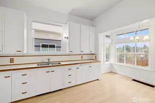 7843 Stroud Ave N, Seattle, WA 98103 - Photo 17