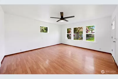 10330 Stone Avenue N, Seattle, WA 98133 - Photo 5