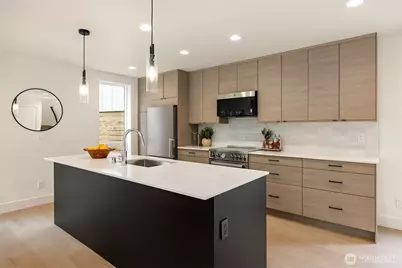 104 NE 44th Street, Seattle, WA 98105 - Photo 3