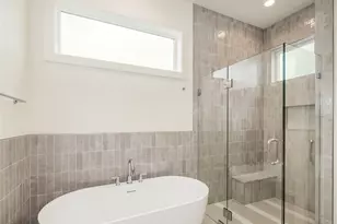 102 NE 44th St, Seattle, WA 98105 - Photo 19