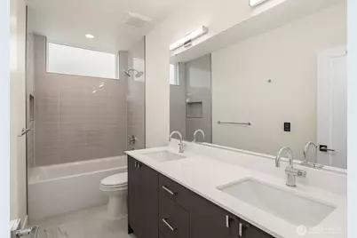 102 NE 44th Street, Seattle, WA 98105 - Photo 15
