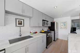76 Cedar St, Seattle, WA 98121 - Photo 11