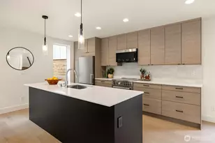 104 NE 44th St, Seattle, WA 98105 - Photo 3