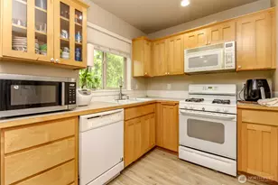 9506 10th St E, Tacoma, WA 98445 - Photo 13