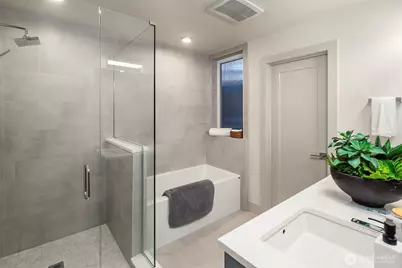 1516 Bigelow Avenue N, Seattle, WA 98109 - Photo 17