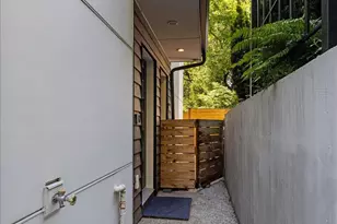 3953 1st Ave NE, Seattle, WA 98105 - Photo 3