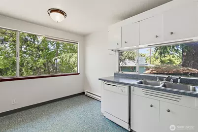 7529 Beacon Avenue S, Seattle, WA 98118 - Photo 11