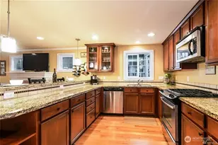 725 N 95th St, Seattle, WA 98103 - Photo 7