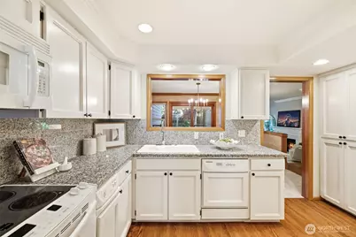 10327 NE 19th Place, Bellevue, WA 98004 - Photo 11