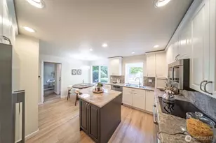 17452 NE 12th St, Bellevue, WA 98008 - Photo 9