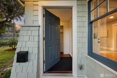 5706 35th Ave NE, Seattle, WA 98105 - Photo 3