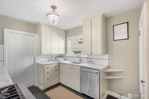 4335 NE 42nd St, Seattle, WA 98105 - Photo 9