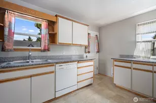 102 S 68th St, Tacoma, WA 98408 - Photo 15