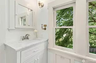 2077 E Howe St, Seattle, WA 98112 - Photo 17