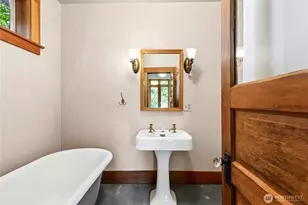 2077 E Howe St, Seattle, WA 98112 - Photo 23
