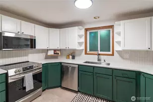 1028 Lakeview Blvd E, Seattle, WA 98102 - Photo 11