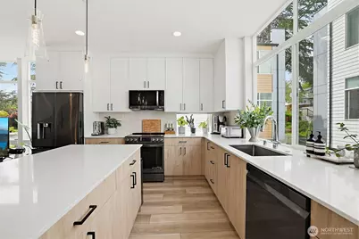 902 N 86th Street, Seattle, WA 98103 - Photo 9