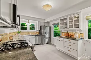 2701 NE 94th St, Seattle, WA 98115 - Photo 9