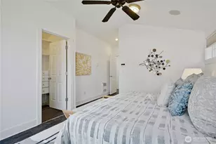 1022 Taylor Ave N, Seattle, WA 98109 - Photo 13