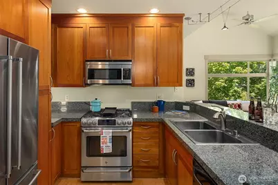 2035 Eastlake Avenue E #301, Seattle, WA 98102 - Photo 11