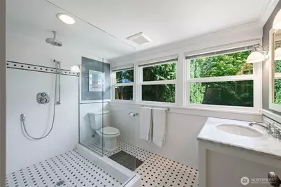 4010 Ashworth Avenue N, Seattle, WA 98103 - Photo 17
