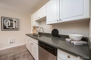 1000 NE 88th St, Seattle, WA 98115 - Photo 9