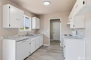 411 SE Brierwood Ct, Castle Rock, WA 98611 - Photo 5