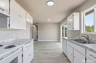 411 SE Brierwood Ct, Castle Rock, WA 98611 - Photo 7