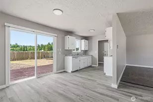 411 SE Brierwood Ct, Castle Rock, WA 98611 - Photo 9