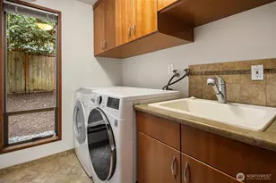 10020 NE 27th St, Bellevue, WA 98004 - Photo 29
