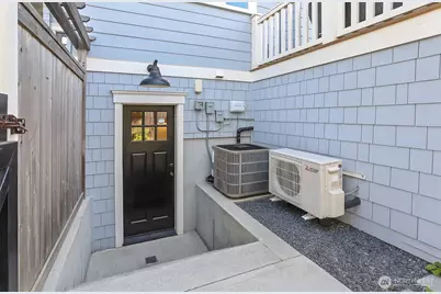 2222 Warren Avenue N, Seattle, WA 98109 - Photo 35