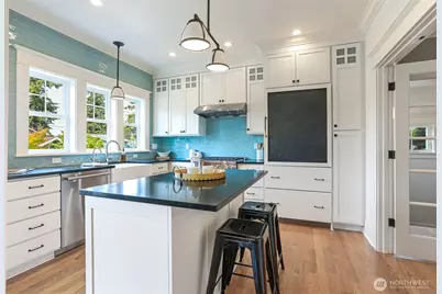 2222 Warren Avenue N, Seattle, WA 98109 - Photo 9