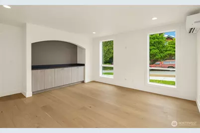 102 NE 44th Street, Seattle, WA 98105 - Photo 9