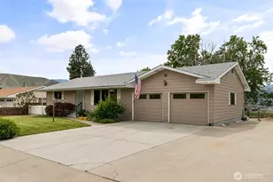 60 N Green Pl, East Wenatchee, WA 98802 - Photo 1