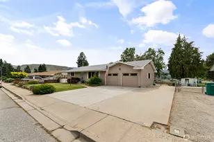 60 N Green Pl, East Wenatchee, WA 98802 - Photo 3