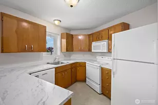 1425 S Puget Dr, Renton, WA 98055 - Photo 9