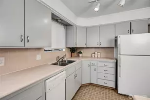 4606 NE 47th St, Seattle, WA 98105 - Photo 11