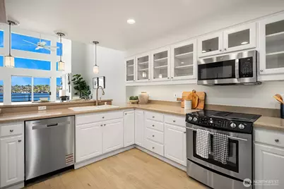 2400 8th Avenue N #2, Seattle, WA 98109 - Photo 9
