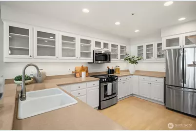 2400 8th Avenue N #2, Seattle, WA 98109 - Photo 11