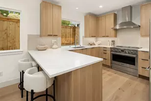 537 N 70th St, Seattle, WA 98103 - Photo 7