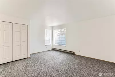 8848 Stone Avenue N, Seattle, WA 98103 - Photo 17