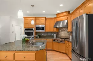 27422 SE 8th Pl, Sammamish, WA 98075 - Photo 17