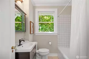 3929 Ashworth Ave N, Seattle, WA 98103 - Photo 13