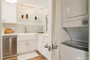 322 N 134th St, Seattle, WA 98133 - Photo 9